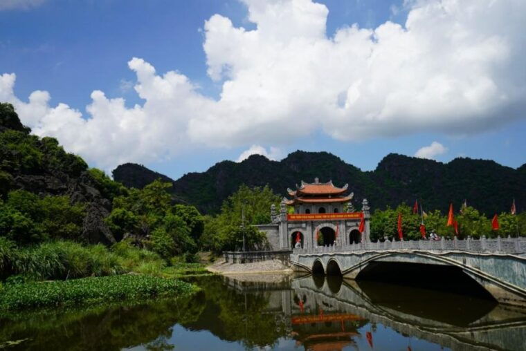 from-ha-noi-visit-hoa-lu-capital-tam-coc-boating-biking