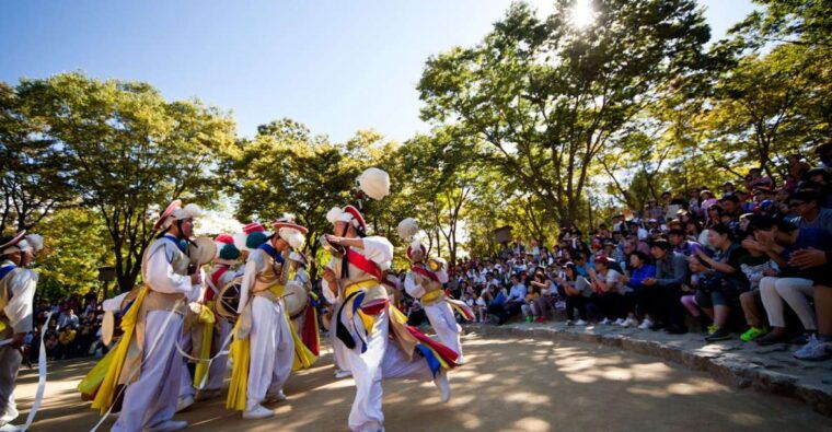 from-seoul-suwon-hwaseong-fortress-folk-village-day-tour