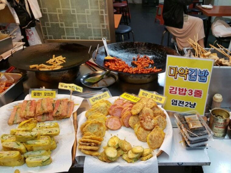 gyeongbok-gung-and-seochon-walking-tour-with-coin-lunchbox