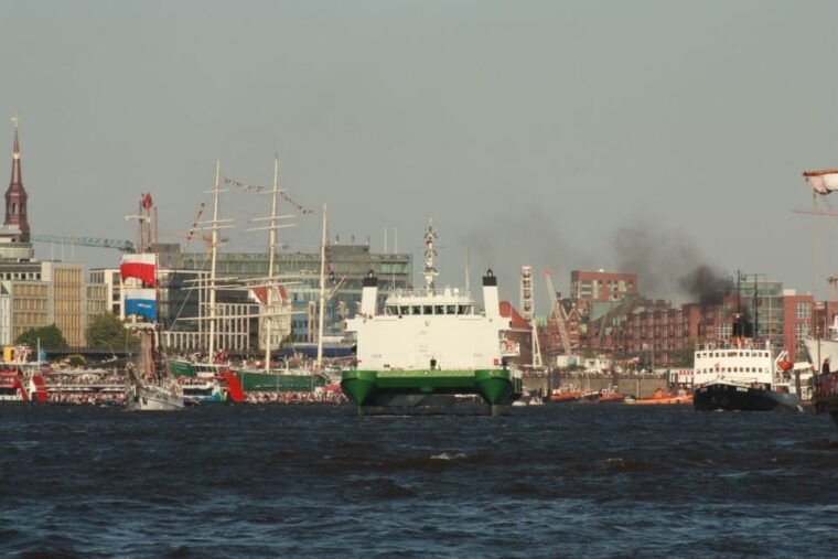 hamburg-line-f-hop-on-hop-off-bus-and-boat-tour