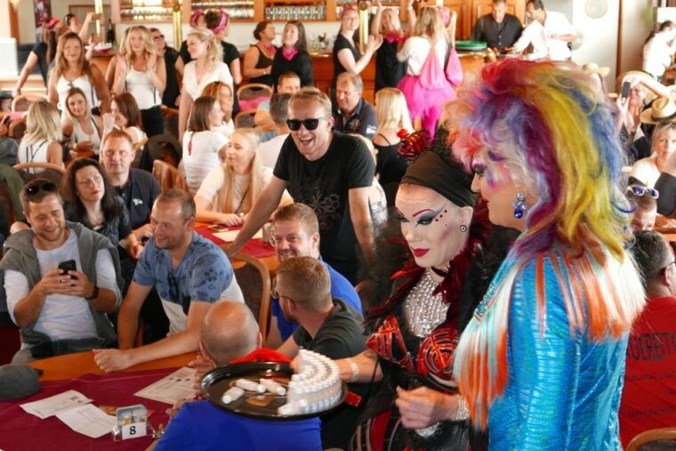 hamburg-party-harbor-cruise-with-olivia-jones