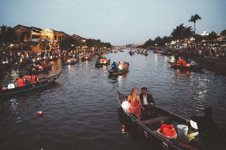 hoi-an-sunset-boat-proposal-couple-photoshoot-tour