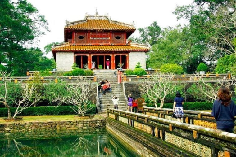 hue-royal-tombs-thien-mu-pagoda-dragon-boat-private-tour