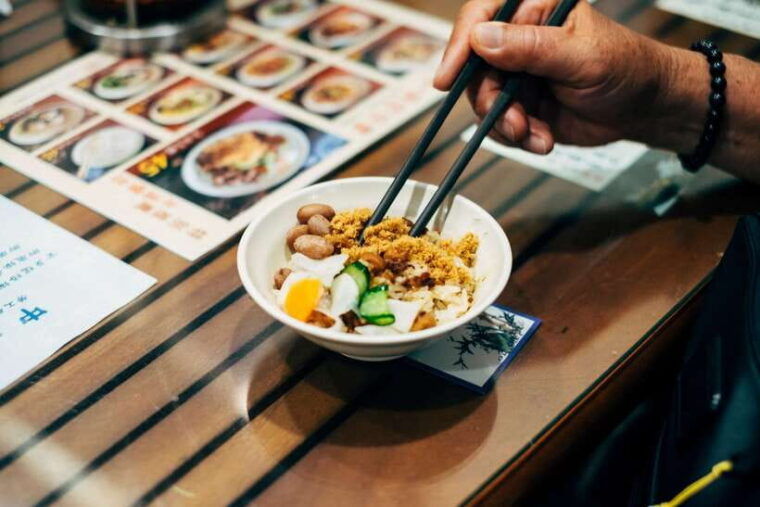 iconic-food-tour-local-street-food-drinks-sites