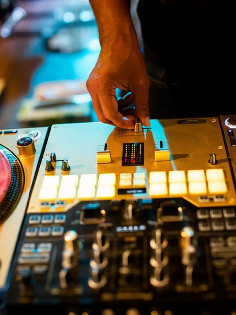 immersive-musical-experience-in-berlin-like-disc-jockey