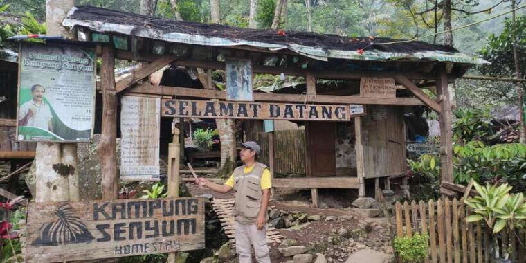 jakarta-active-volcano-waterfall-beautiful-local-village