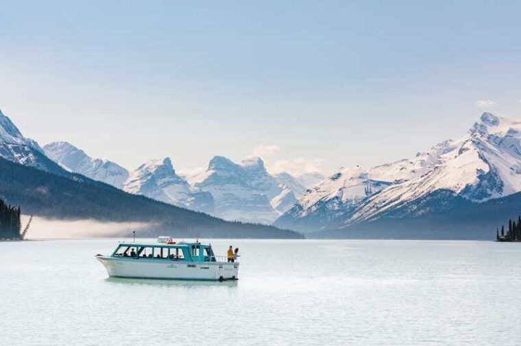 jasper-national-park-maligne-lake-cruise-with-guide