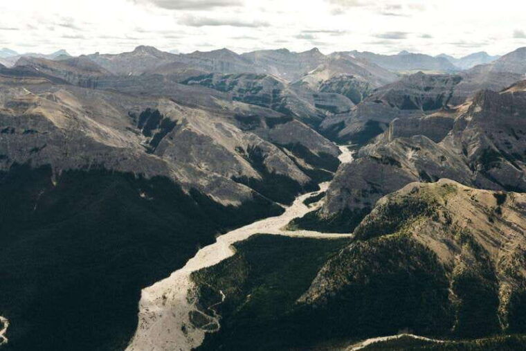 kananaskis-30-minute-heli-tour-of-minnewanka-lake-and-banff-2