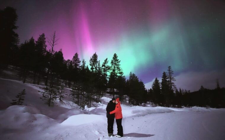 levi-aurora-borealis-bus-snowshoe-tour-with-hot-drink