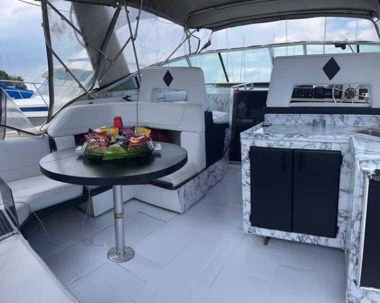 luxurious-40ft-yacht-charter