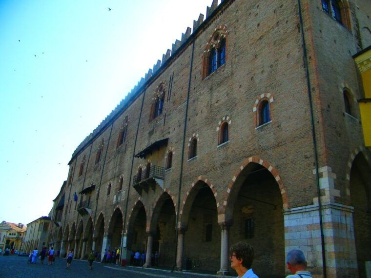 mantua-town-highlights-and-monuments-walking-tour