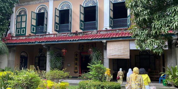 medan-private-car-driver-for-medan-excursions