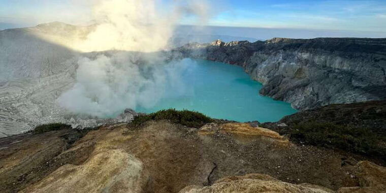 mount-ijen-volcanic-crater-overnight-trip-from-bali