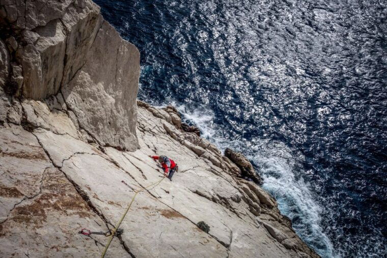 multi-pitch-climb-session-in-the-calanques-near-marseille