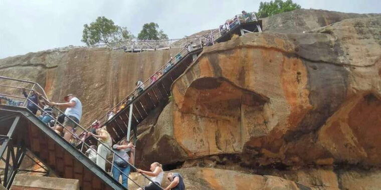 negombo-sigiriya-rock-and-minneriya-national-park-day-tour