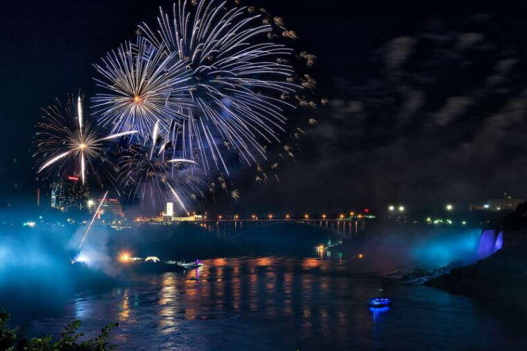 niagara-falls-canada-evening-fireworks-cruise