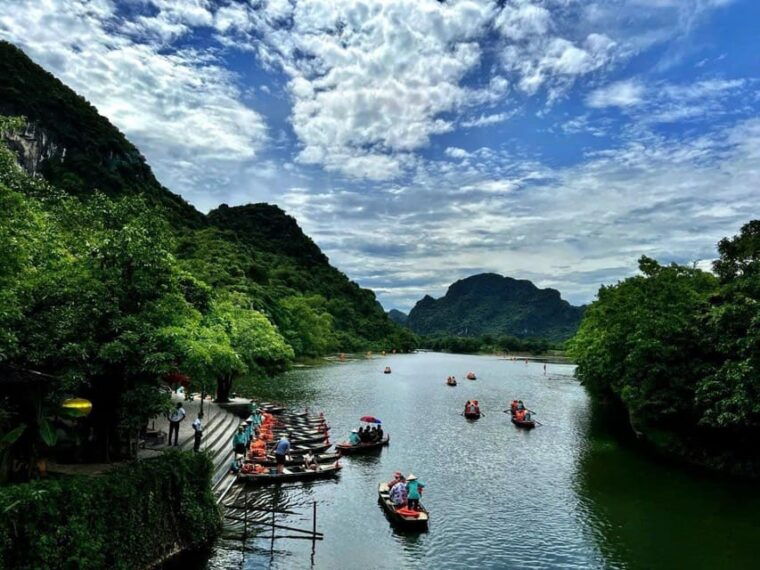 ninh-binh-day-trip-hoa-lu-trang-an-cycling-boat
