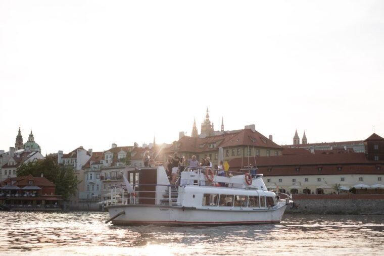 prague-vltava-river-private-boat-party-with-drinks