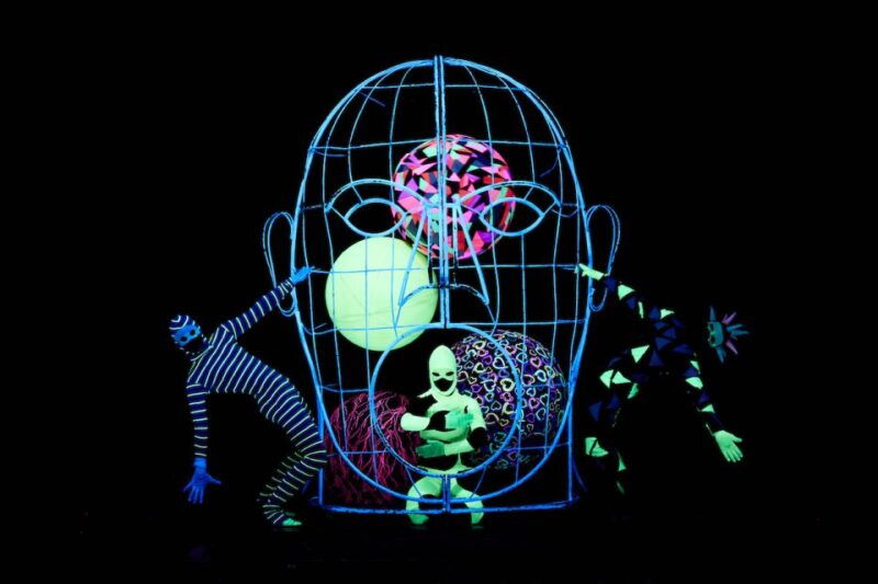 prague-wow-show-black-light-theater