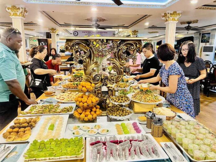 saigon-by-night-and-dinner-on-cruise