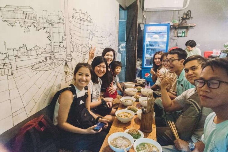 saigon-street-food-and-sightseeing-with-female-rider