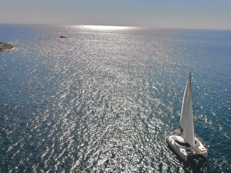 santorini-semi-private-catamaran-cruise-with-food-drinks