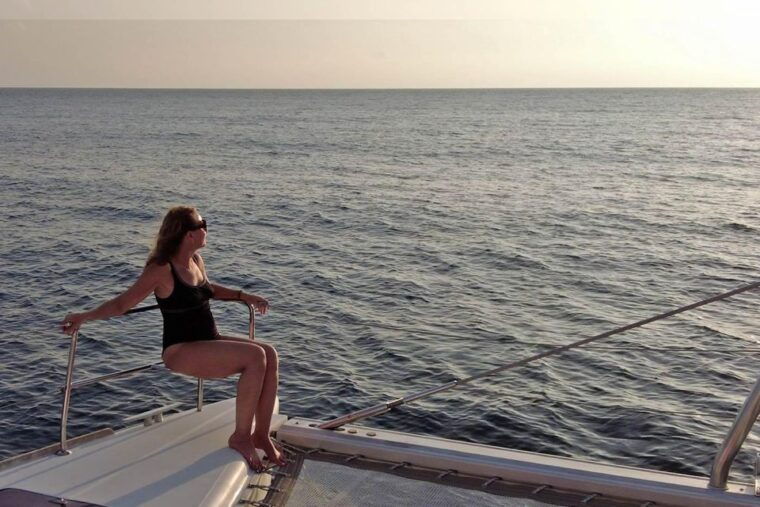 santorini-sunset-sailing-cruise-with-dinner-and-drinks