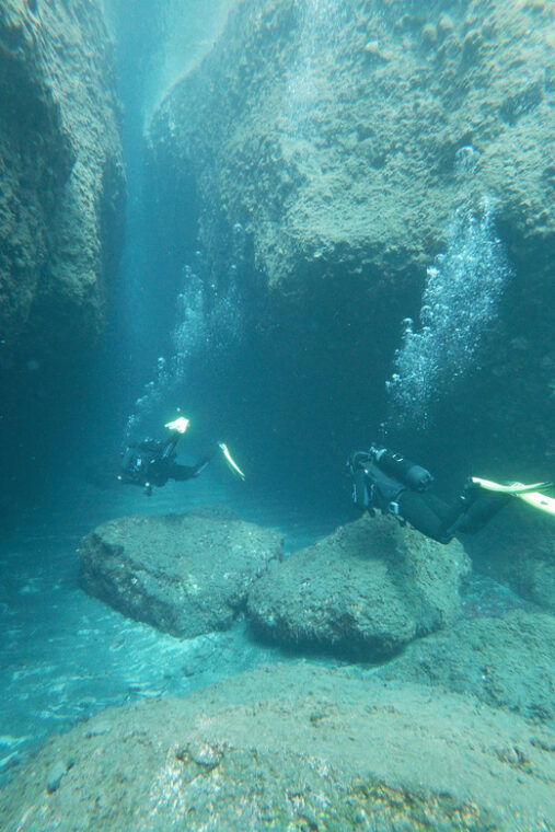 scuba-diving-in-the-volcanic-caldera-shorelines-of-santorini
