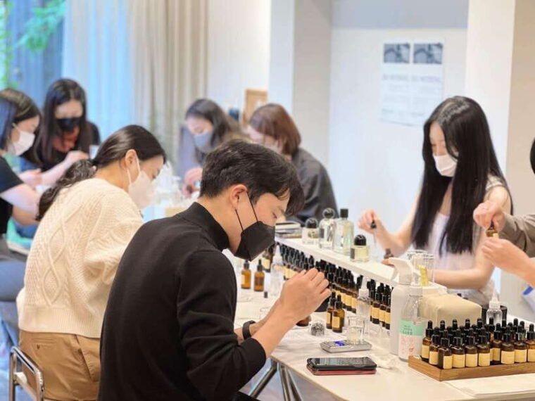 seoul-create-your-own-natural-perfume-with-a-perfumer