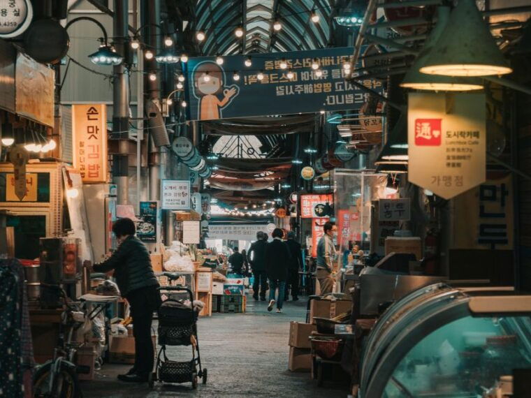 seoul-palace-temple-and-market-guided-foodie-tour-at-night