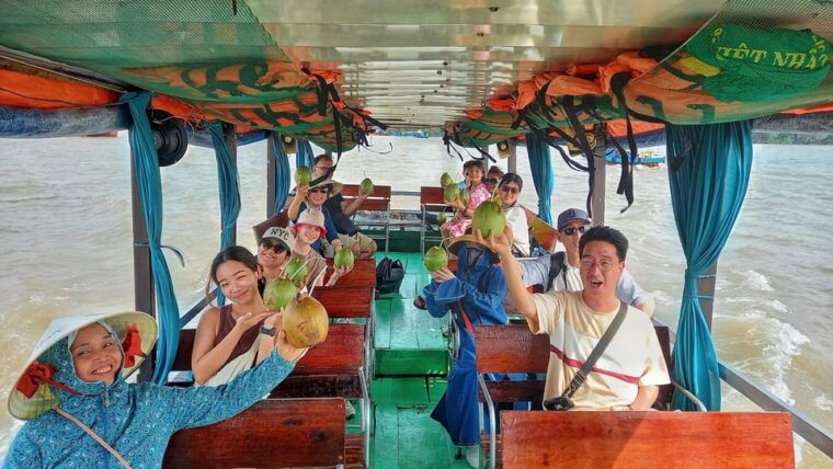 small-group-10-people-to-mekong-delta-vinh-trang-pagoda
