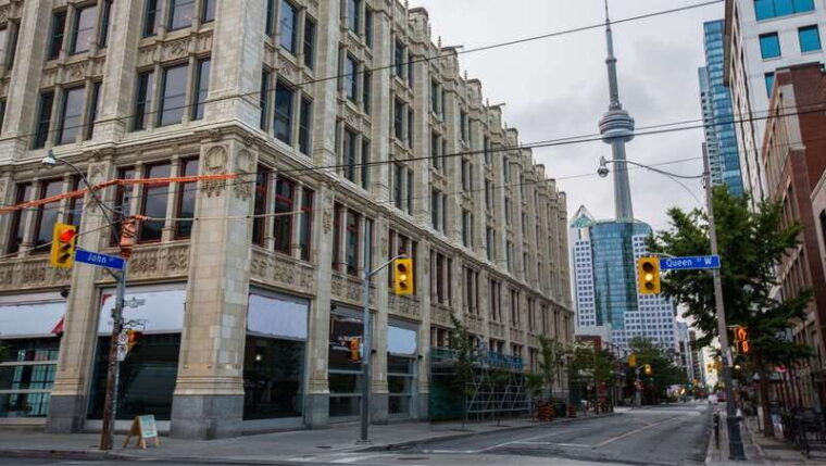 toronto-highlights-hidden-gems-private-tour-with-a-local