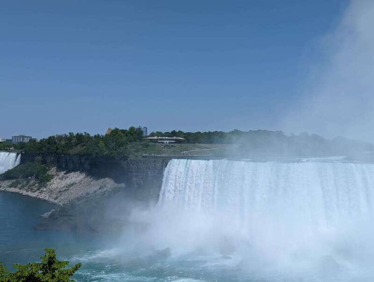 toronto-to-niagara-falls-evening-cruise-lights-tour-2