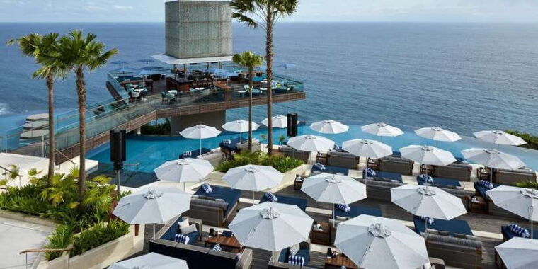 uluwatu-beach-club-and-cliffside-private-bar-hopping-tour