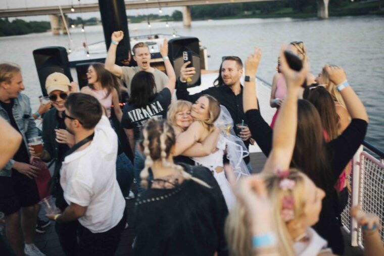 warsaw-boat-party-with-unlimited-drinks-vip-club-entrance