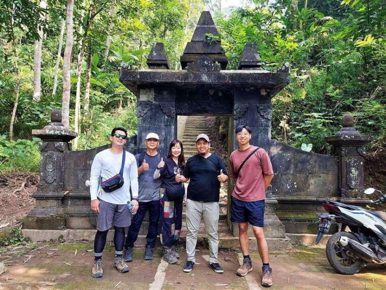yogyakarta-selogriyo-temple-and-rice-terrace-soft-trekking