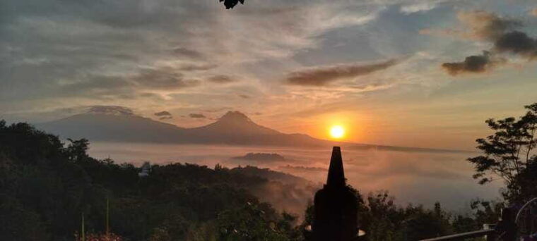 yogyakarta-sunrise-borobudur-prambanan-temple