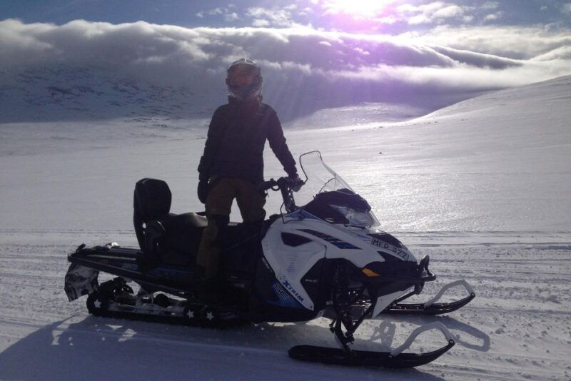 abisko-snowmobile-sled-expedition-with-snack-and-hot-drink