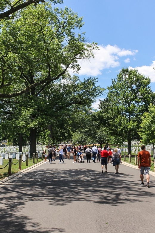arlington-cementary-guard-ceremony-with-iowa-jima-memorial