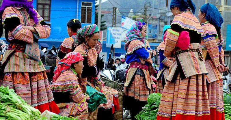 bac-ha-sun-day-market-group-tour