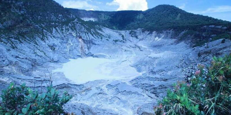 bandung-tour-volcano-coffee-fields-hot-springs-water