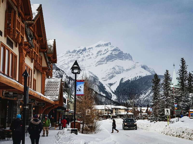 banff-hot-spring-gondola-lakes-wildlife-tour