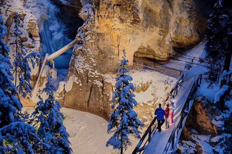 banff-johnston-canyon-evening-icewalk