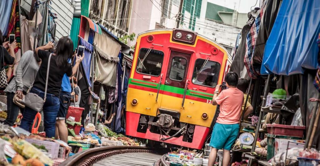 Bangkok: Damnoen Saduak, Train Market & Mahanakhon Day Trip