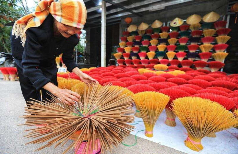 bat-trang-pottery-village-incense-village-or-hanoi-city-tour