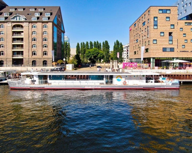 berlin-boat-tour-berlin-highlight-tour-with-solar-boat-on-the-spree
