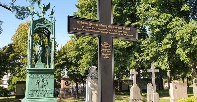 berlin-tour-through-the-invalids-cemetery