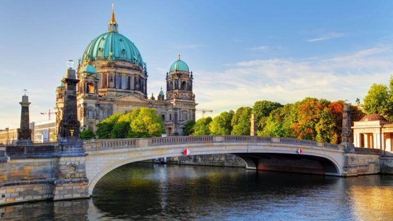 best-of-berlin-private-walking-tour-with-a-local