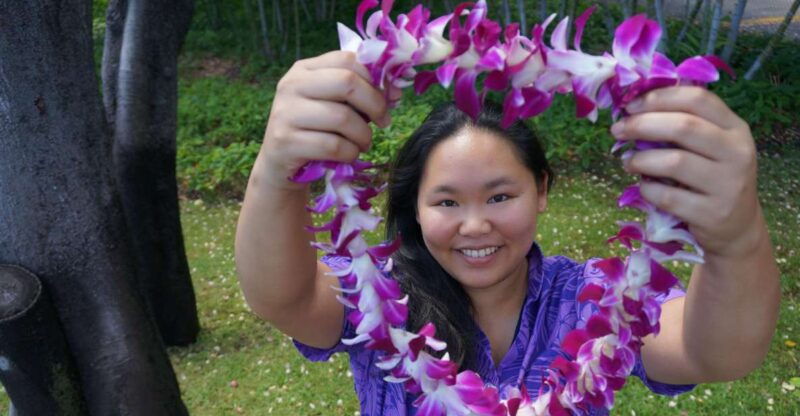 big-island-kona-airport-traditional-lei-greeting