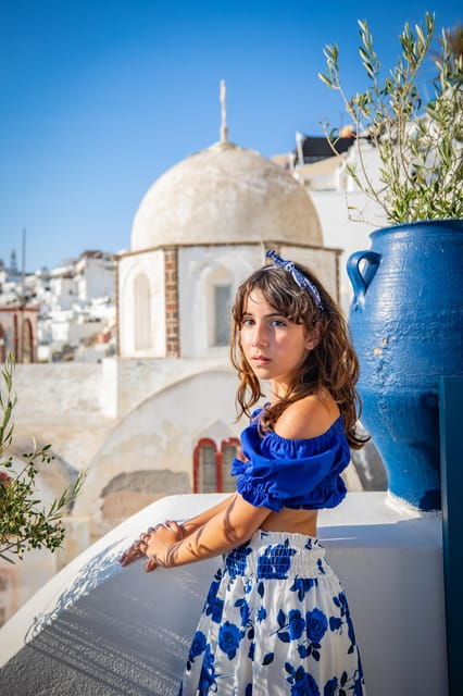 blue-domes-in-oia-village-photo-shoot-in-santorini-island